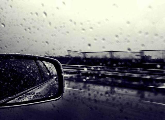 雨天开车玻璃和后视镜都变得模糊,教你们一个百试百灵的法子